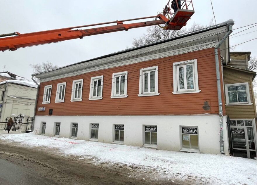 В Твери организована проверка после падения льда с крыши дома на женщину