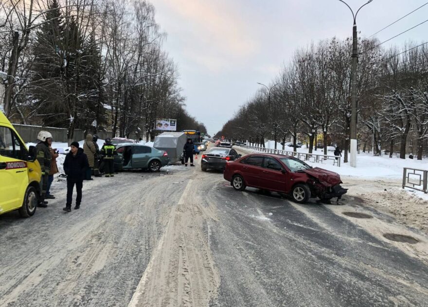 Два человека пострадали в столкновении трёх иномарок в Твери Два человека пострадали в столкновении трёх иномарок в Твери