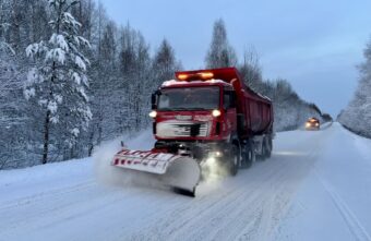 Во время мощного снегопада дорожные службы Тверской области работают в усиленном режиме