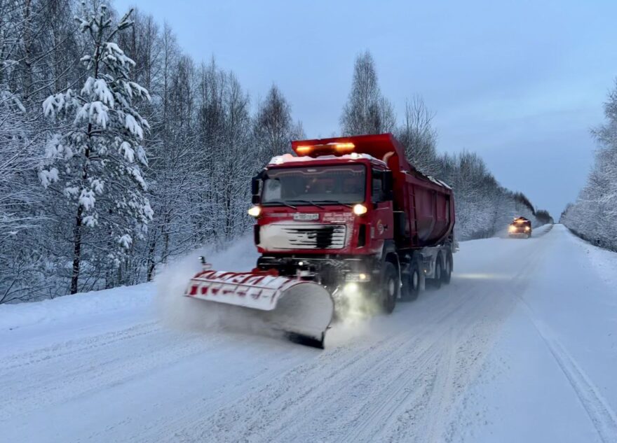 Во время мощного снегопада дорожные службы Тверской области работают в усиленном режиме