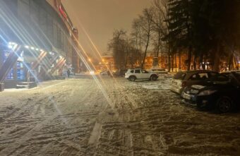 На парковке у тверского ТЦ неизвестные порезали колёса машины