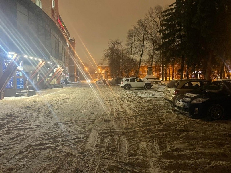 На парковке у тверского ТЦ неизвестные порезали колёса машины