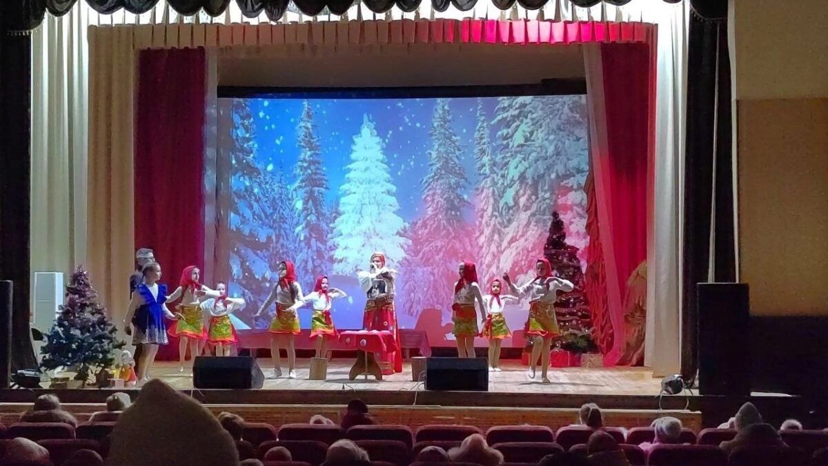 В посёлке Оленино фантастические персонажи устроили игры с детьми