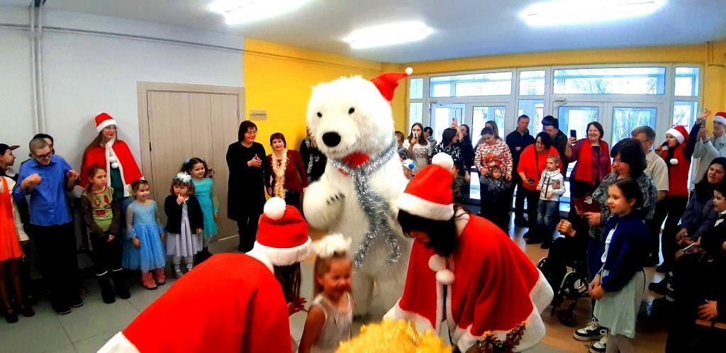 Игры, хороводы и белый медведь: в Вышнем Волочке прошёл удивительный праздник