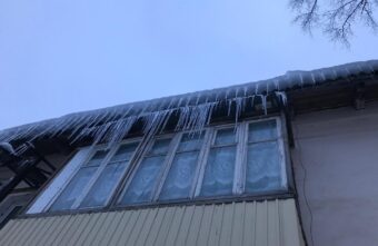 В городе Тверской области пожаловались на парковки и летящие с крыш сосульки В городе Тверской области пожаловались на парковки и летящие с крыш сосульки