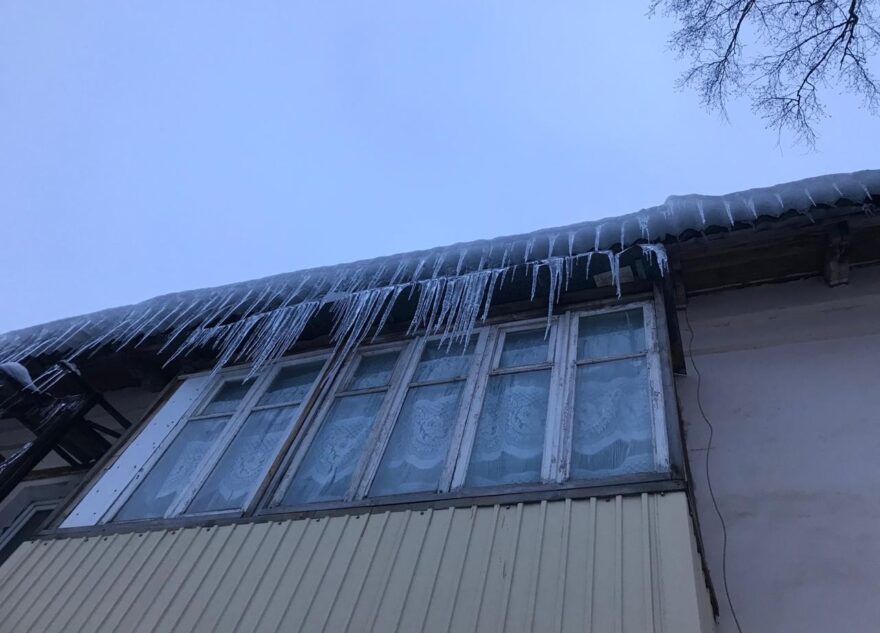 В городе Тверской области пожаловались на парковки и летящие с крыш сосульки