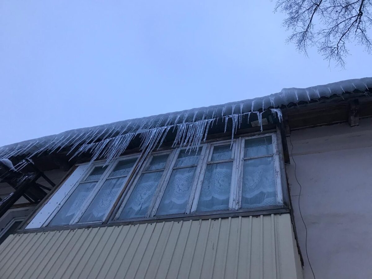 В городе Тверской области пожаловались на парковки и летящие с крыш сосульки