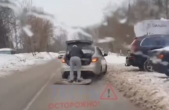 В Твери мужчина ехал за машиной на доске В Твери мужчина ехал за машиной на доске