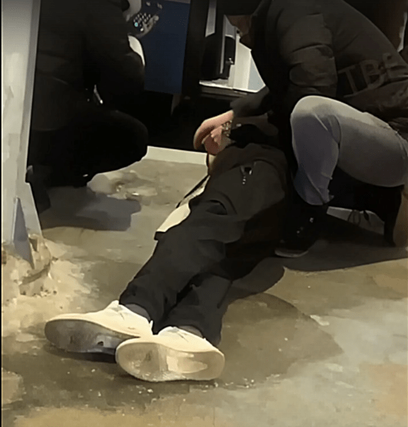 В Твери 22-летний парень умер на глазах у окружающих