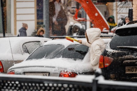 Автоэксперты назвали 5 простых способов избавиться от налипания снега на дворниках