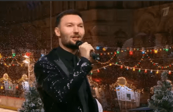 Тверской музыкант Евгений Окунев спел в прямом эфире с Красной площади