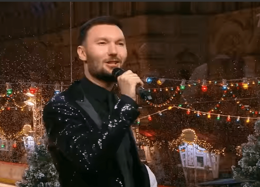 Тверской музыкант Евгений Окунев спел в прямом эфире с Красной площади