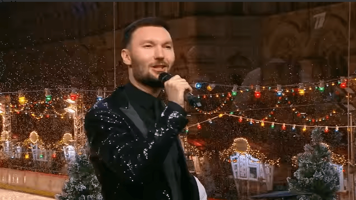 Тверской музыкант Евгений Окунев спел в прямом эфире с Красной площади