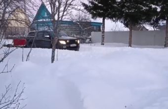 Никакие снегопады не мешают жителю Тверской области радоваться жизни  