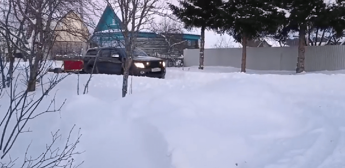 Никакие снегопады не мешают жителю Тверской области радоваться жизни  