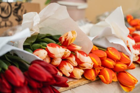 В Тверской области романтичный вор украл из магазина букет цветов В Тверской области романтичный вор украл из магазина букет цветов