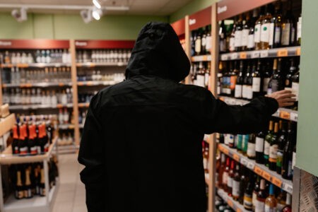 Житель Тверской области два дня воровал игристое вино из супермаркетов Житель Тверской области два дня воровал игристое вино из супермаркетов