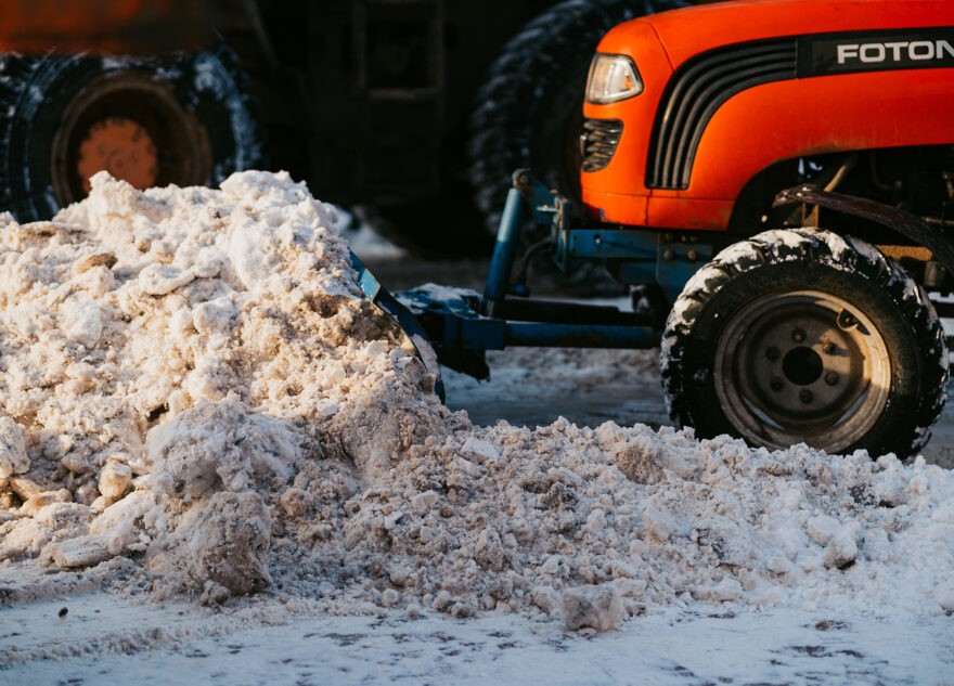В Тверской области управляющую компанию накажут за снежные горы на дорогах