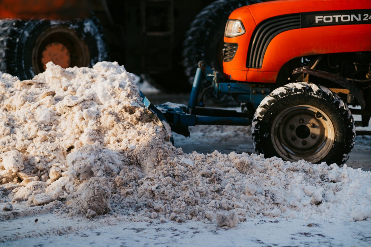 В Тверской области управляющую компанию накажут за снежные горы на дорогах