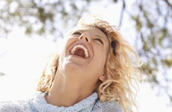 Врач рассказал, что смех может оказаться симптомом тяжелейшего заболевания