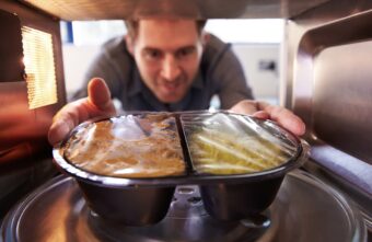 Врач рассказал, какие продукты в микроволновке становятся токсичными