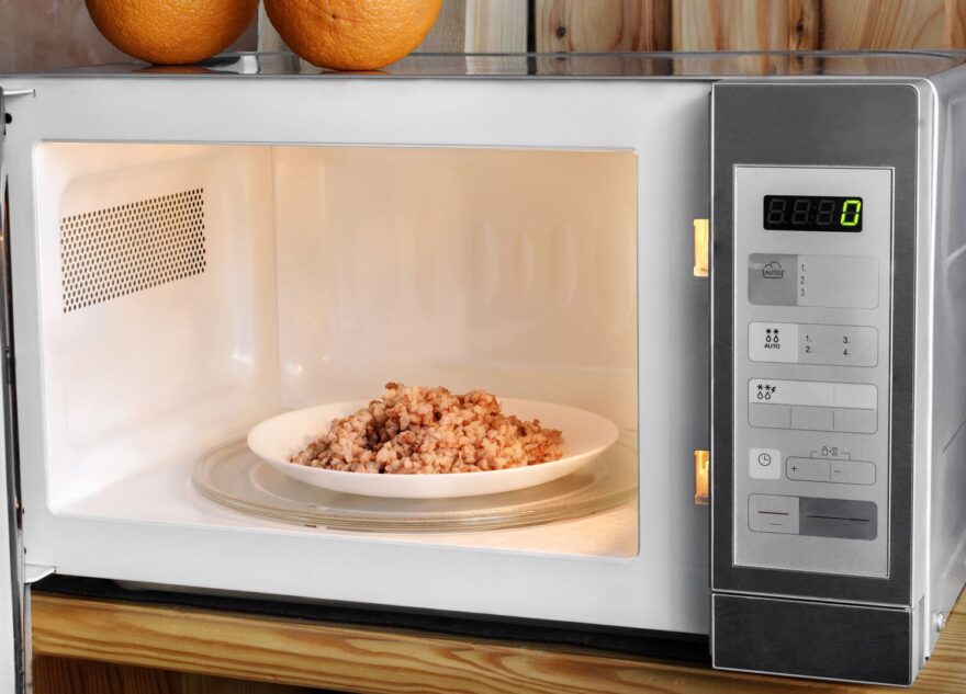 Врач рассказал об опасности разогреваемых продуктов