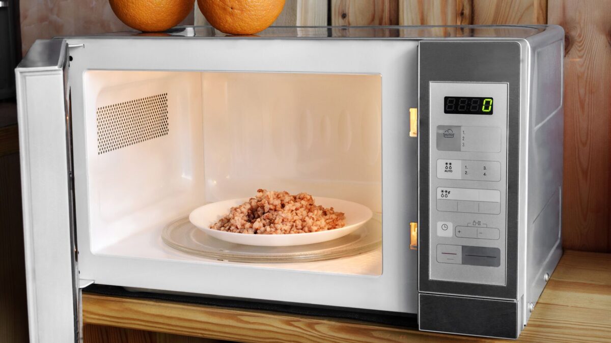 Врач рассказал об опасности разогреваемых продуктов