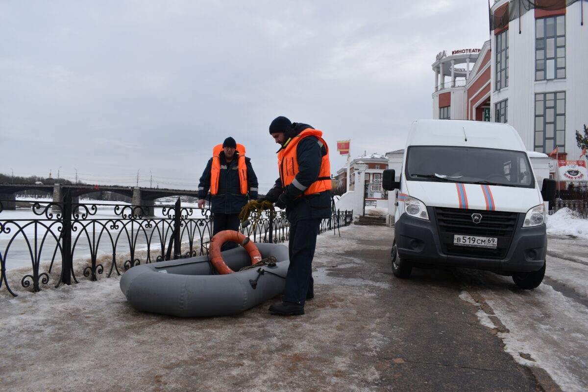 Жителям Твери рассказали по какому льду в городе ходить нельзя