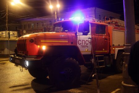 Хозяин горящей квартиры в Тверской области получил ожоги пальцев руки