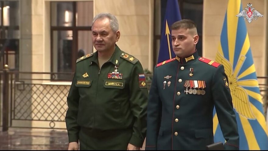 Сергей Шойгу наградил бойца из Тверской области "Золотой Звездой" Героя России