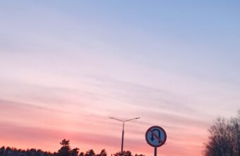 Жители микрорайона в Твери пожаловались на водителей, игнорирующих знак