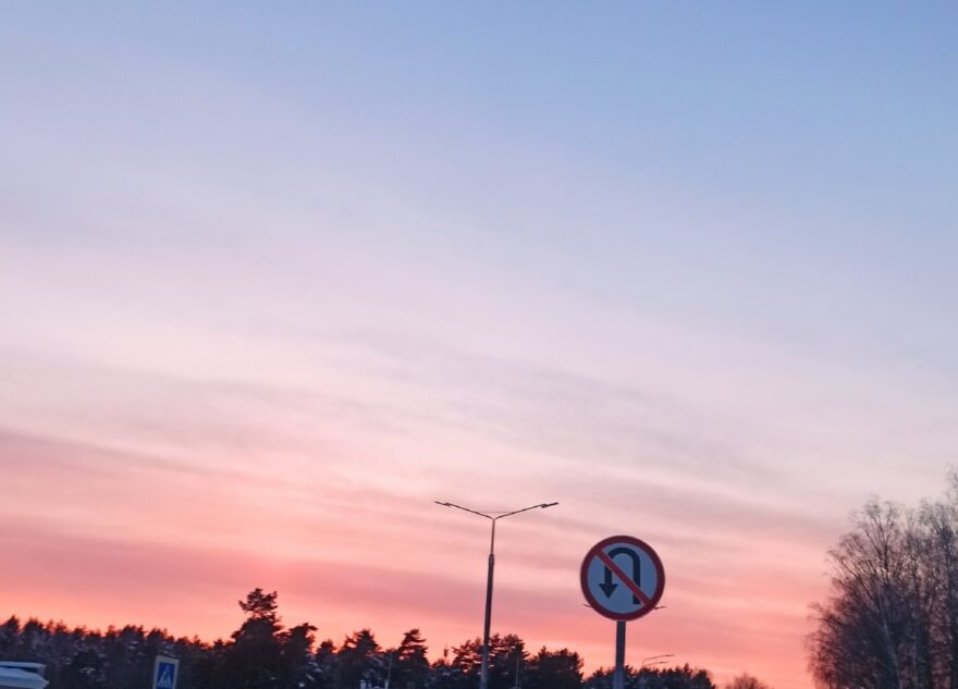 Жители микрорайона в Твери пожаловались на водителей, игнорирующих знак