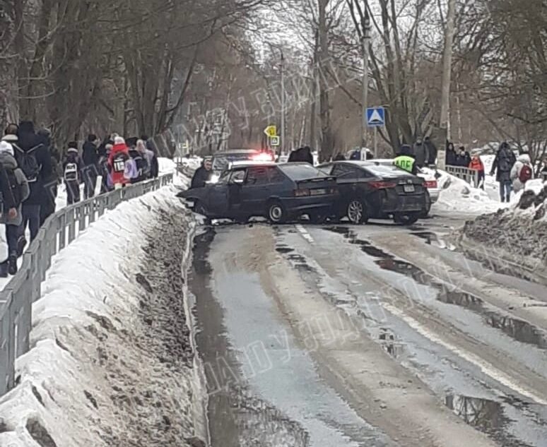 Рядом с толпой детей в Твери столкнулись два автомобиля Рядом с толпой детей в Твери столкнулись два автомобиля