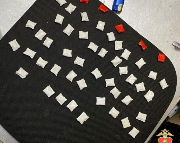 52 свёртка с наркотиками нашли у задержанного в Твери мужчины