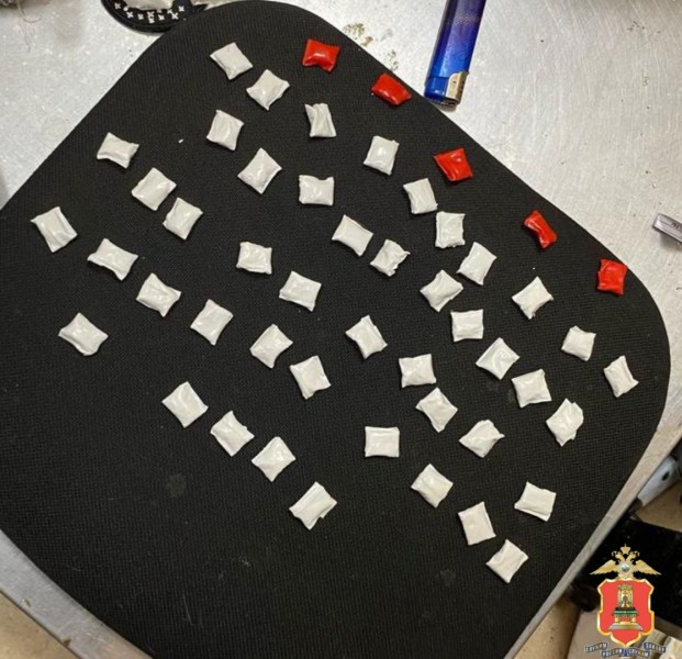 52 свёртка с наркотиками нашли у задержанного в Твери мужчины