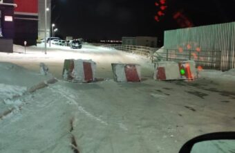 Жители Твери пытаются понять, зачем трактор перекрыл проезд во двор