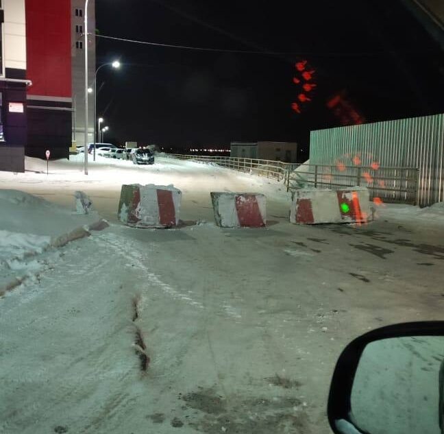 Жители Твери пытаются понять, зачем трактор перекрыл проезд во двор