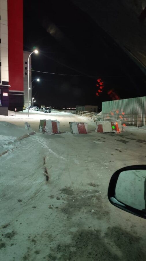 Жители Твери пытаются понять, зачем трактор перекрыл проезд во двор