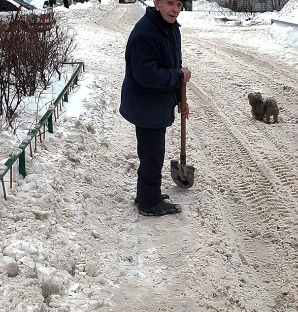 Пожилой житель Тверской области расчищает двор от снега вместо УК