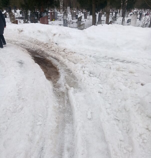 Посетитель кладбища под Тверью пожаловался на плохие дороги