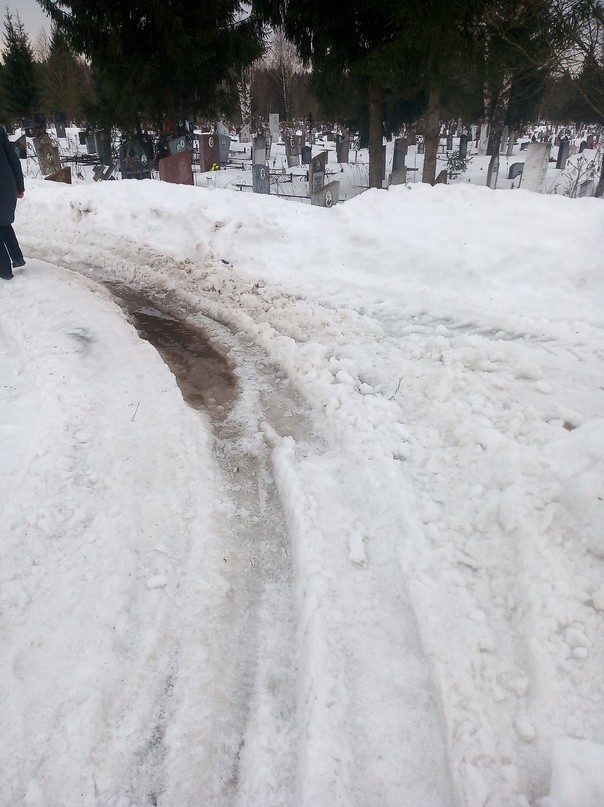 Посетитель кладбища под Тверью пожаловался на плохие дороги