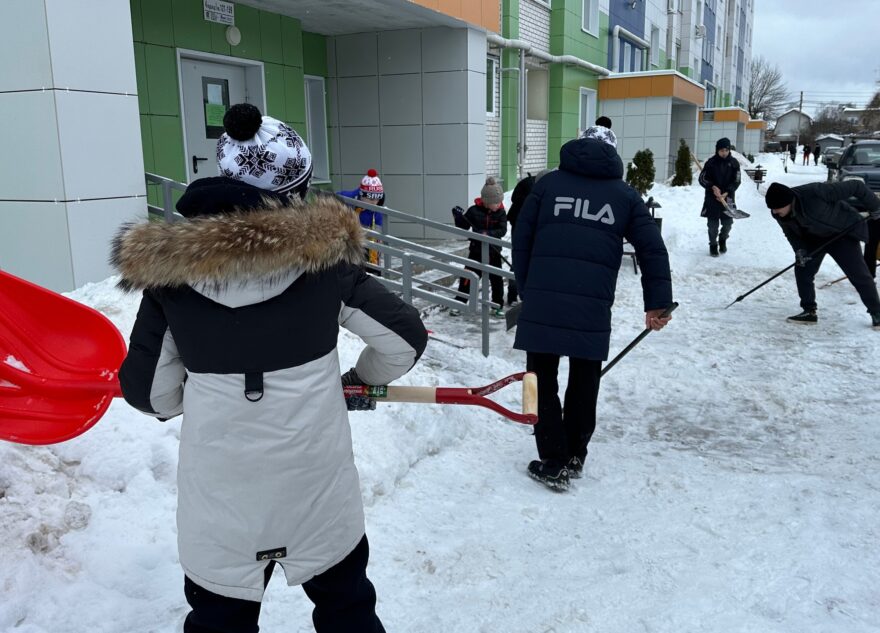 Юные борцы помогают убирать снег и наледь в Твери