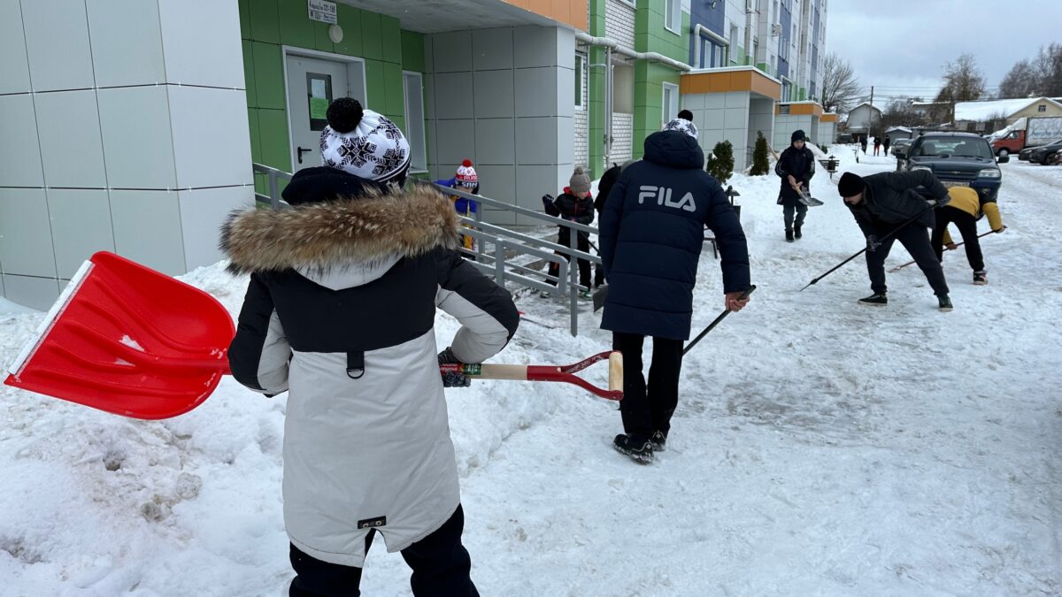 Юные борцы помогают убирать снег и наледь в Твери