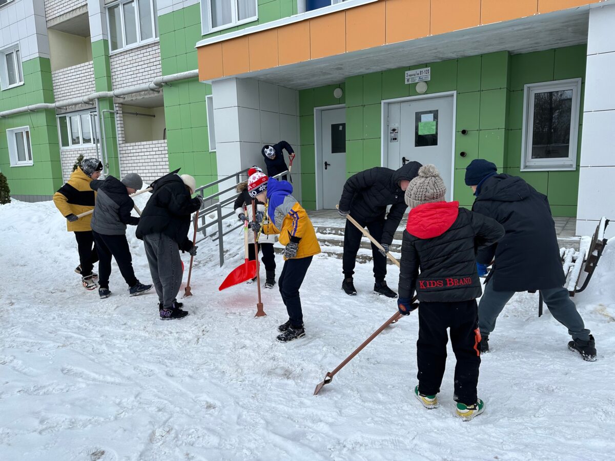 Юные борцы помогают убирать снег и наледь в Твери