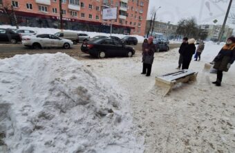 В Твери водитель перепутал автобусную остановку с парковкой