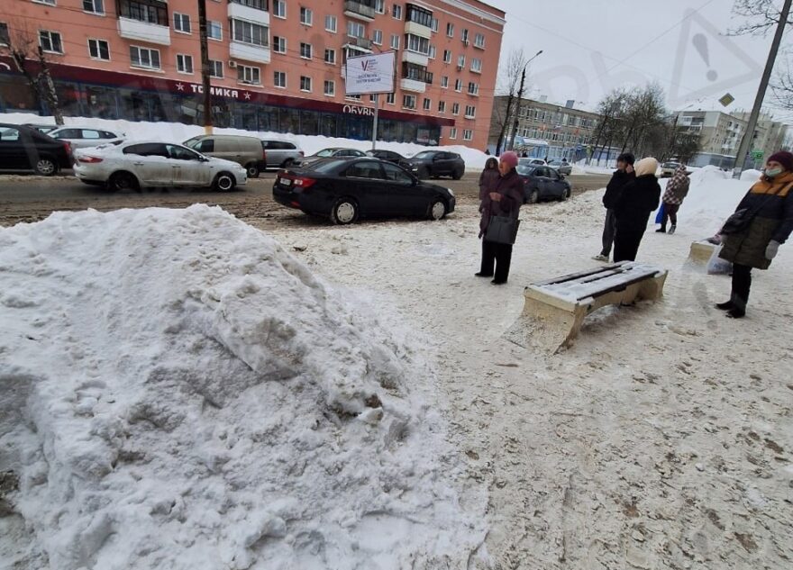 В Твери водитель перепутал автобусную остановку с парковкой В Твери водитель перепутал автобусную остановку с парковкой