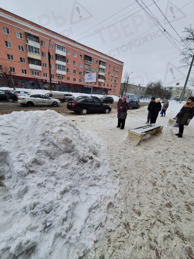 В Твери водитель перепутал автобусную остановку с парковкой