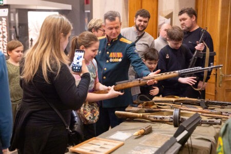 Найденную в Тверской области курительную трубку показали на выставке в Москве Найденную в Тверской области курительную трубку показали на выставке в Москве
