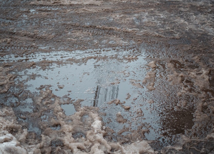 Жители Тверской области пожаловались на зловонные лужи возле домов