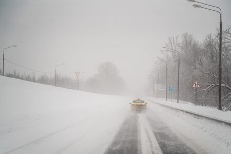 В Твери из-за снегопада поездки на такси подорожали в несколько раз В Твери из-за снегопада поездки на такси подорожали в несколько раз